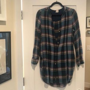 Women’s flannel tunic length button front shirt, size medium.